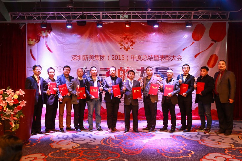 集團副總裁陳連輝先生與向海濱先生與獲得優(yōu)秀工程銅獎的負責(zé)人合影