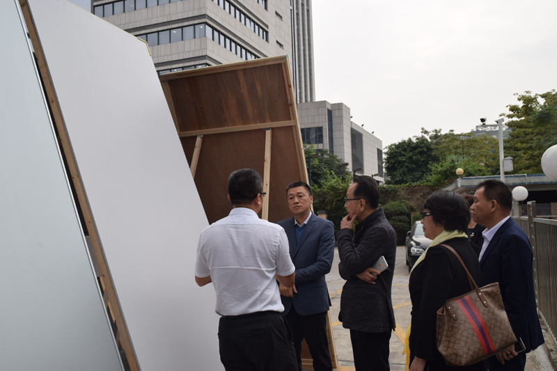 金會(huì)長(zhǎng)及企業(yè)家們?cè)诹私獗娀菅b飾板 金會(huì)長(zhǎng)及企業(yè)家們?cè)诹私獗娀菅b飾板